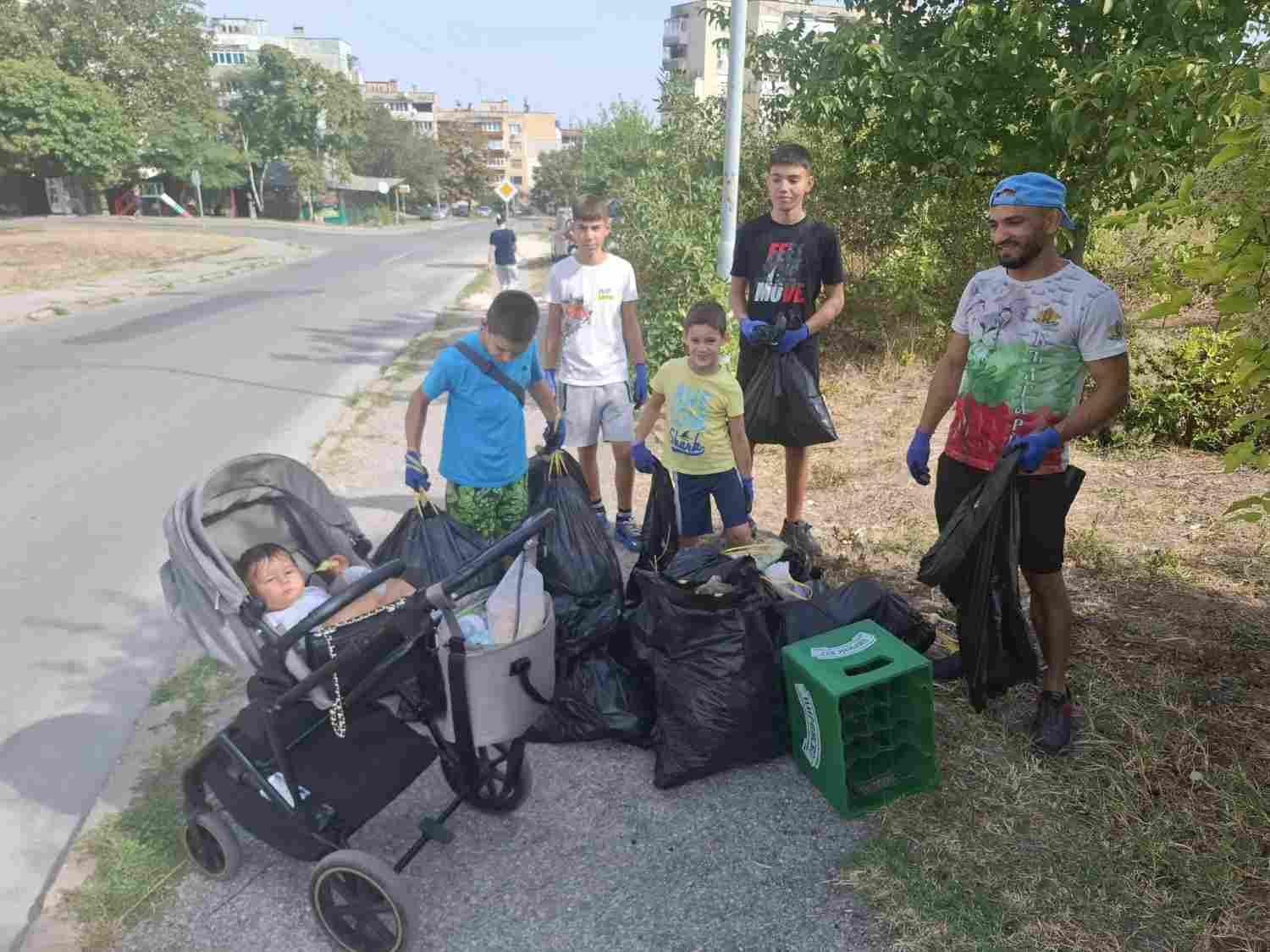 Жители на Дружба 3 събраха 130 чувала с боклук