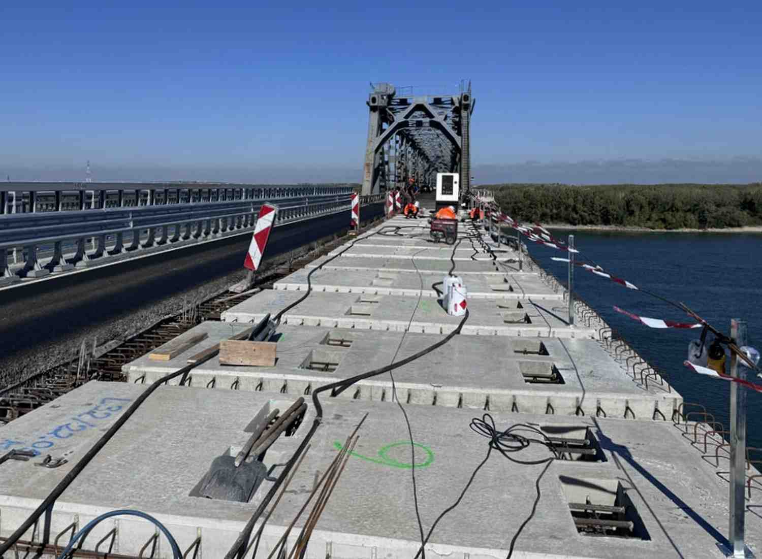 Започна подмяната на панели на Дунав мост при Русе