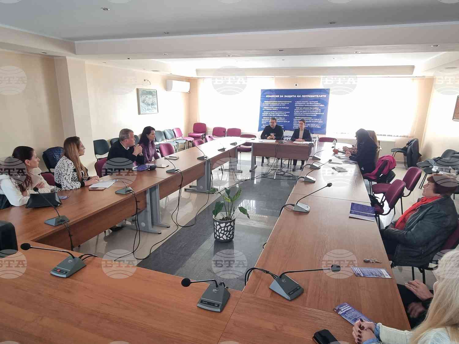 Среща в Две могили обсъди опасения от валутни измами