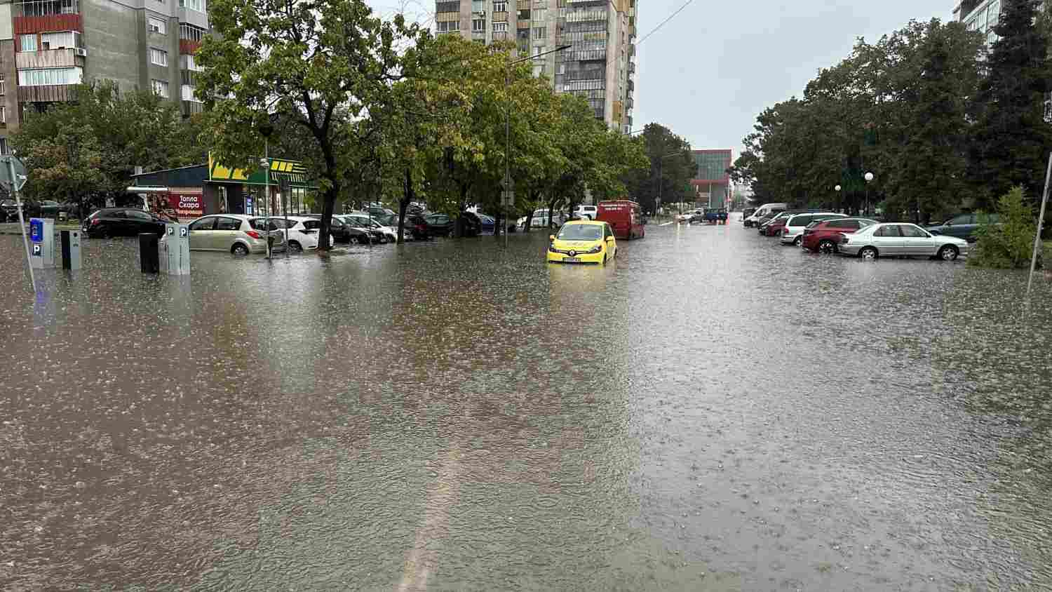 Жена в Русе блокирана от наводнените улици заради проливните дъждове