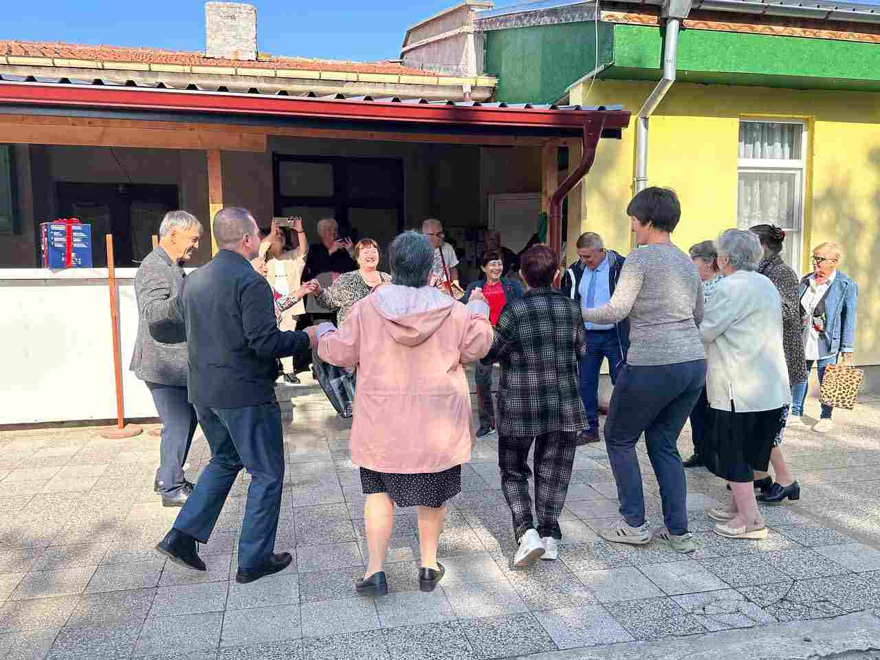 Кметът на Русе друсна хорце с пенсионерите от клуб "Липник"