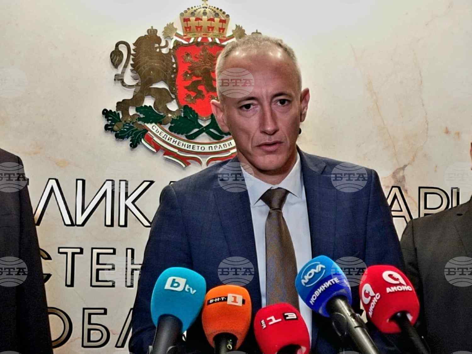 Министър Вълчев: Учителите ежедневно изземват ножове от ученици