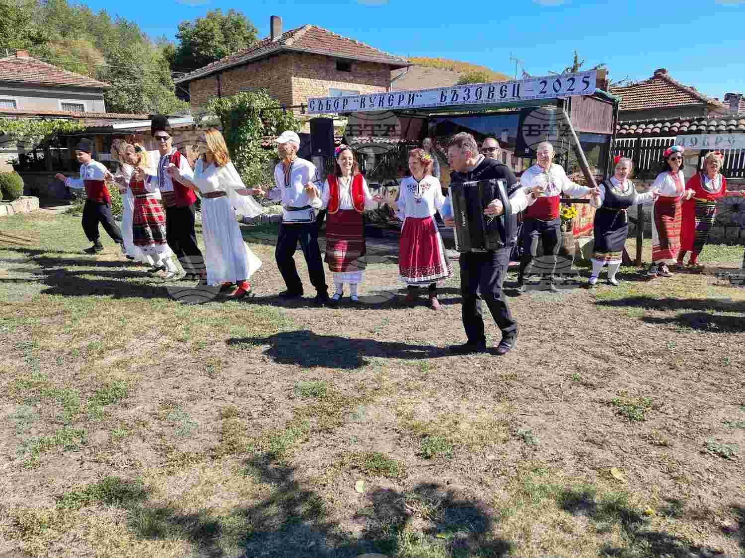 Събор на фолклора събира над 100 участници в Бъзовец