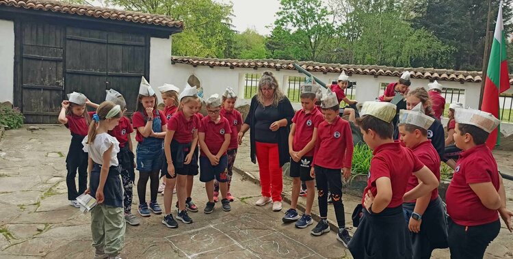 Спомени с усмивки предизвика инициативата „Бабо, дядо, разкажи ми!“ на Музейния образователен център в Търговище