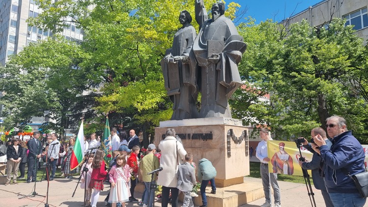 Средно училище "Св. св. Кирил и Метдоий" в Добрич отбелязва патронния си празник днес