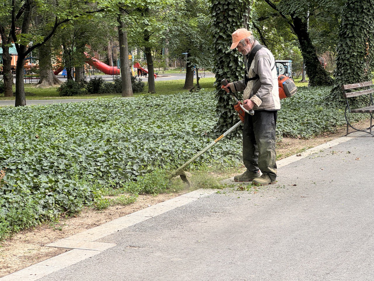 Косенето на тревни площи в Русе продължава и през настоящата седмица