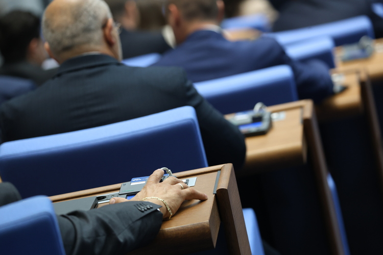 Парламентът прие на първо четене законопроекта за въвеждане на еврото в Република България