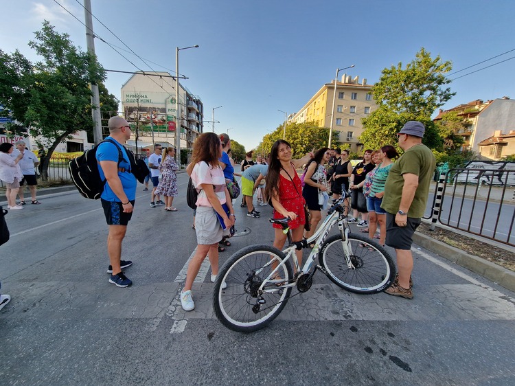 Граждани се събраха на протест на ул. „Опълченска“ срещу планирано отсичане на 39 дървета