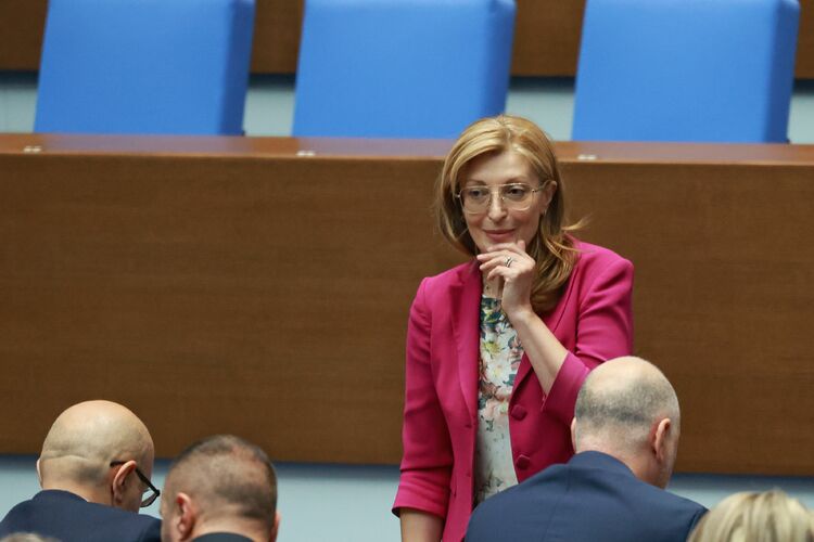 Парламентът освободи Екатерина Захариева като народен представител