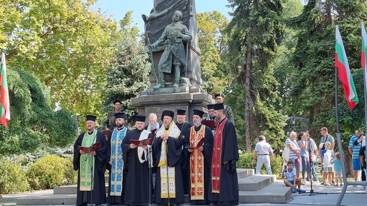 Русенци поднесоха венци и цветя по повод 139 години от Съединението на България