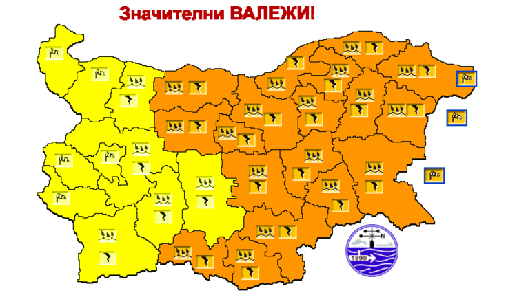 В 23 области на страната са в сила жълт и оранжев код за обилни валежи и гръмотевици, в други пет - жълт код за силен вятър