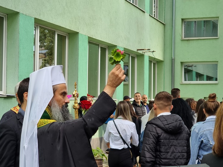 Знанието е сила, която може да отвори всички врати и да преодолее всяка една бариера, каза във Видин заместник-председателят на парламента Росица Кирова