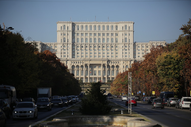 Три жени и 11 мъже влизат в президентската надпревара в Румъния; предизборната кампания започва днес