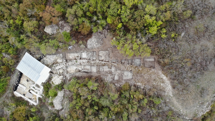 Повече от 400 находки са открити при археологически разкопки на средновековния град Червен през годината