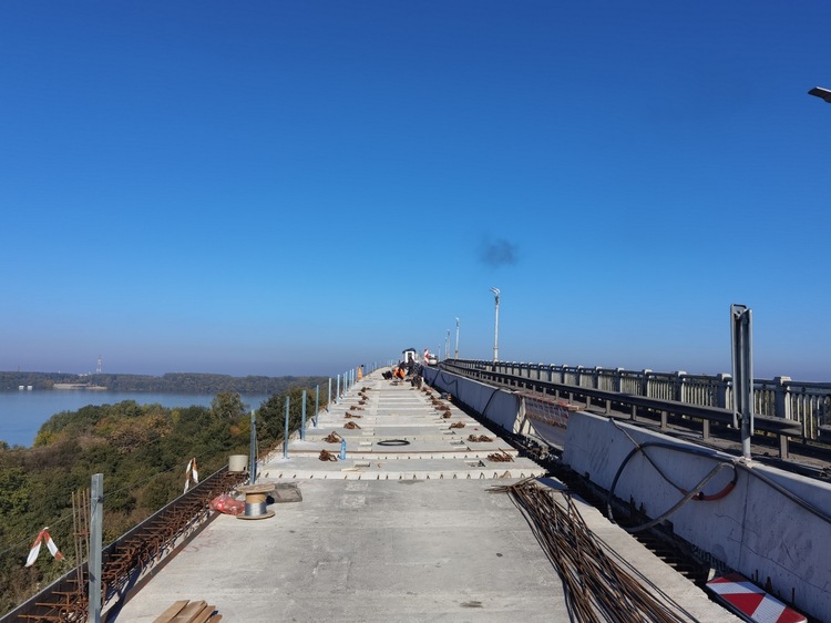 Поставено е началото по полагането на хидроизолацията при тротоарния блок в над 400-метров участък на Дунав мост при Русе