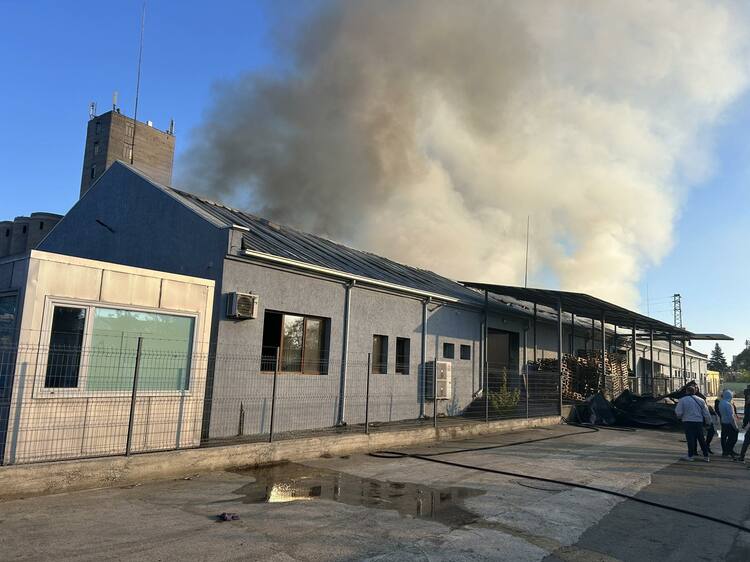 Пожар гори в цех в Карнобат