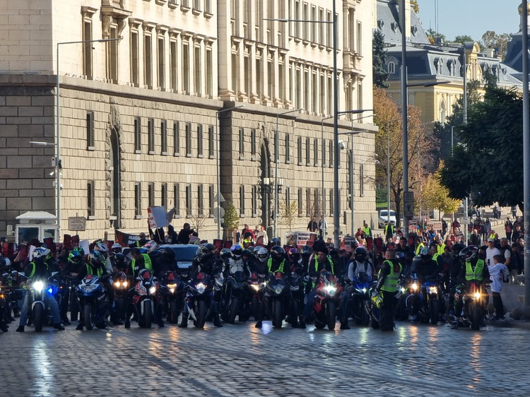 Протестиращи заради смъртта на Момчил Георгиев блокираха движението в триъгълника на властта в София