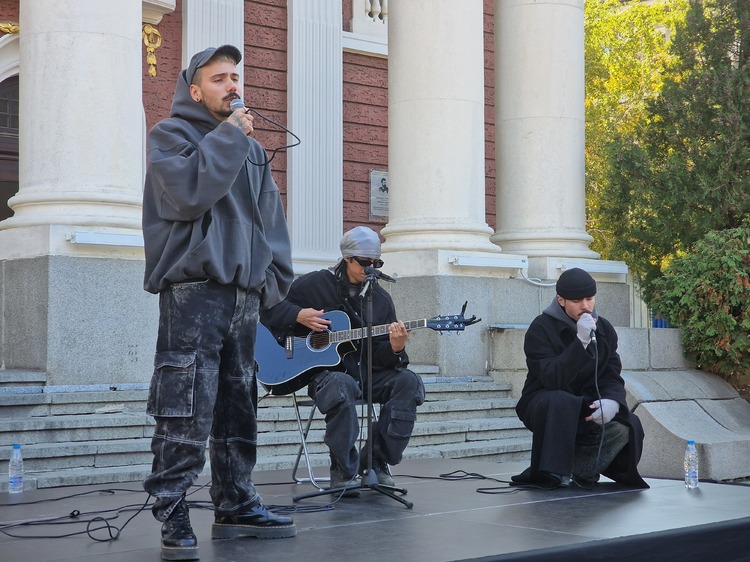 С концерт на група „Молец“ приключи мирното шествие срещу трафика на хора „Поход за свобода“ в София