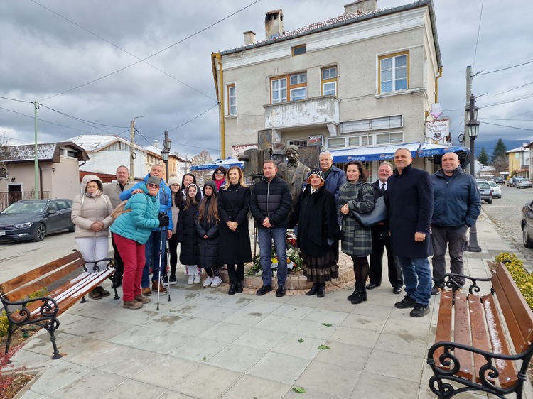 С поднасяне на цветя самоковци се преклониха пред паметта на Анастас Карастоянов