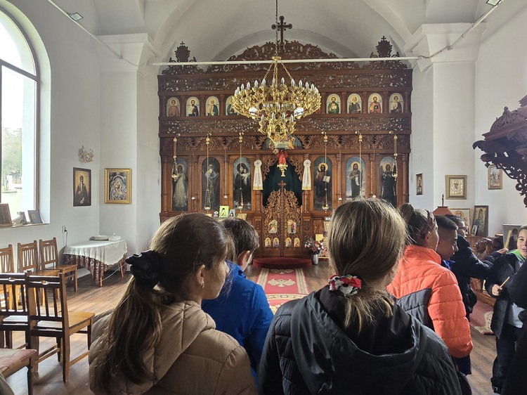 Ученици от средно училище "Св. Климент Охридски" в Добрич посетиха храма до учебното заведение по случай Деня на християнското семейство