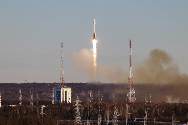 Русия изстреля ракета "Союз" с два спътника за наблюдение на пространството около земята и 53 малки спътника, включително два ирански