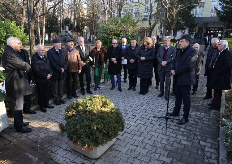 Паметник на акад. Благовест Сендов беше открит в парка пред Факултета по математика и информатика на Софийския университет