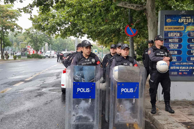 Турската полиция е заловила двама предполагаеми членове на Ислямска държава в Истанбул, които готвели терористичен акт