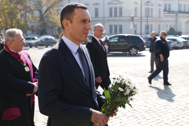 Дълбок поклон към всички български учители, отдали се на мисията да будят умовете и душите на нашите деца, написа кметът на София Васил Терзиев за Деня на будителите