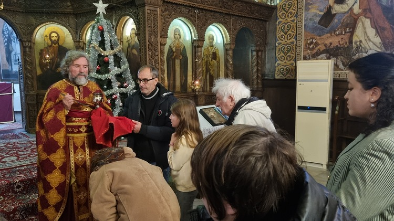 Животът на човечеството е търсене на нещо по-добро, по-светло, по-възвишено и по-топло, каза за празника в Търговище отец Славчо Проданов