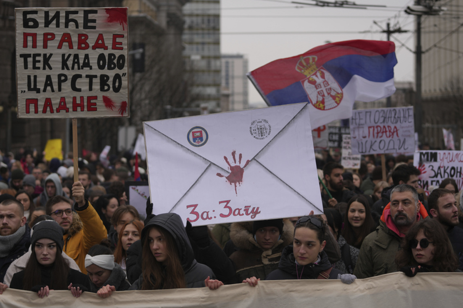 Стотици сръбски студенти протестираха днес заради трагедията на гарата в Нови Сад