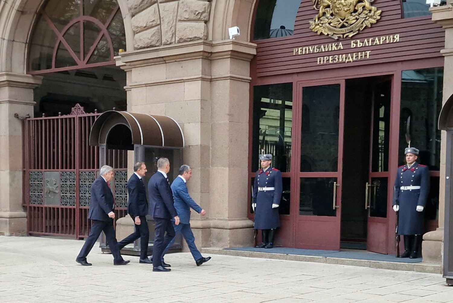 Представителите на „БСП - Обединена левица“ пристигнаха в сградата на президентството за консултации с държавния глава