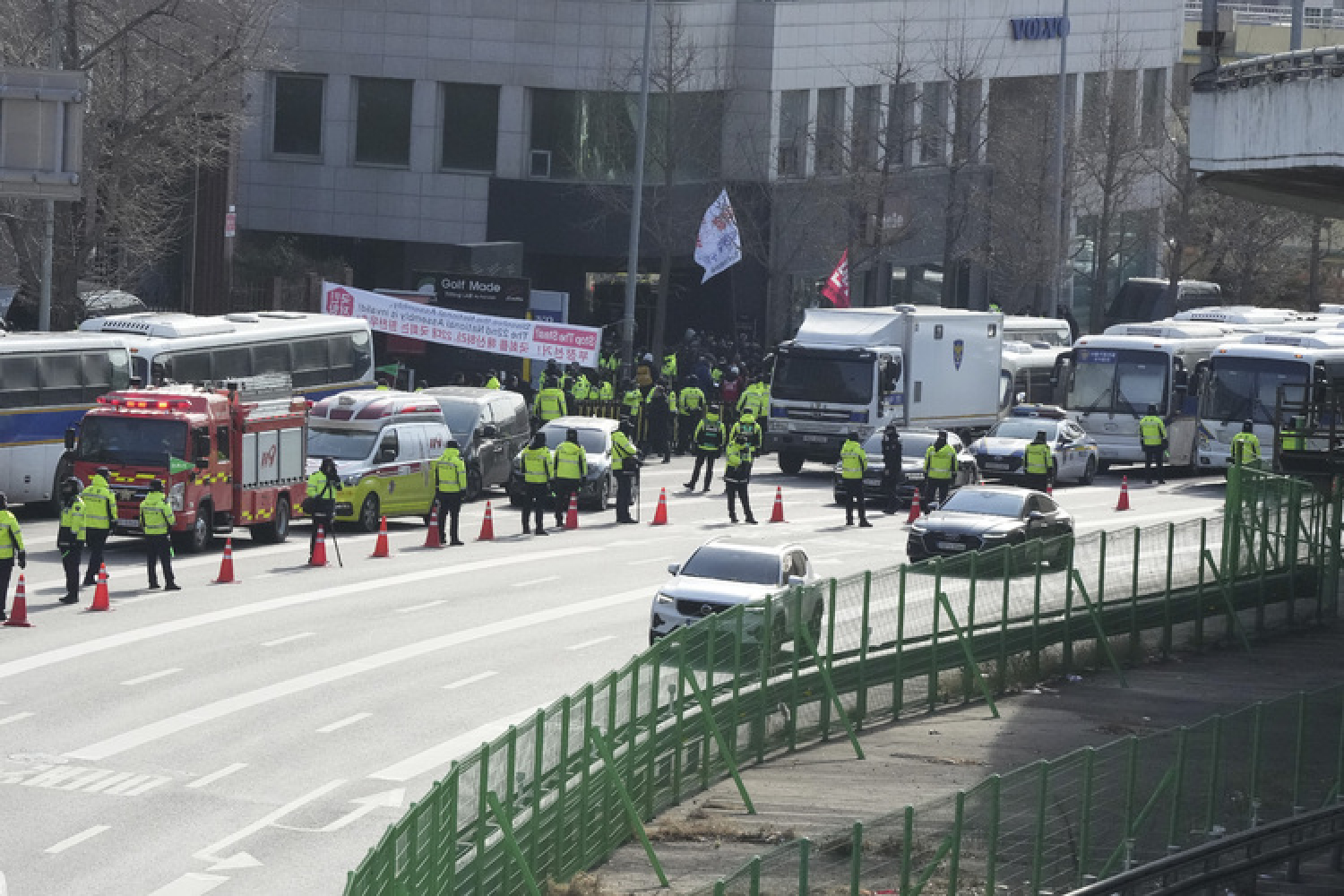 Военните, охраняващи резиденцията на южнокорейския президент, позволиха достъп на полицията и служителите на антикорупционната агенция