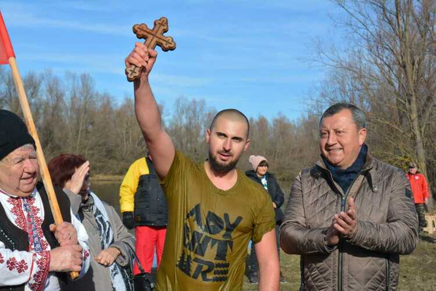 Спасилият кръста в река Росица край Павликени дарява паричната си награда за църквата „Свети Димитър“ в Бяла черква