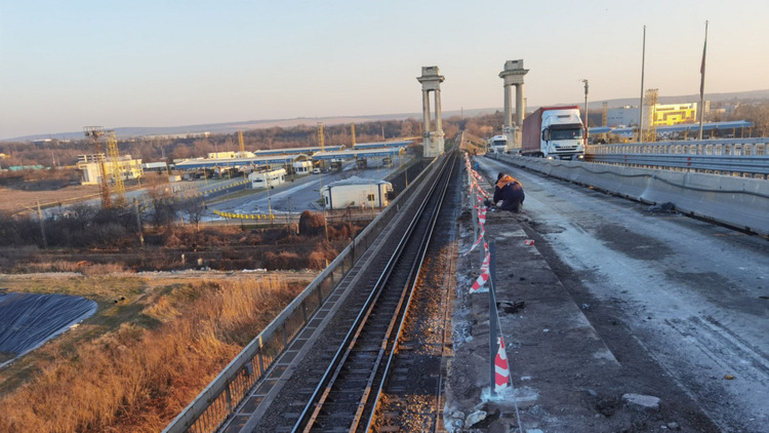 В платното за Румъния на Дунав мост при Русe е премахната старата настилка, парапетът и осветлението, съобщиха от АПИ