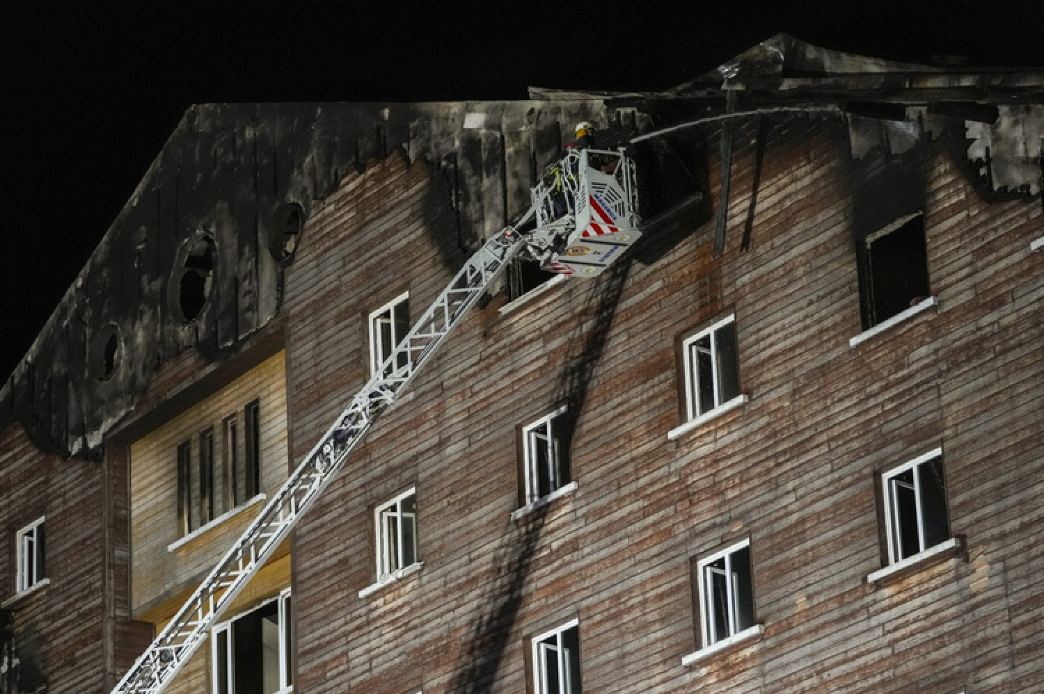 Установена е самоличността на всички загинали при трагедията в хотела в турския ски курорт Карталкая