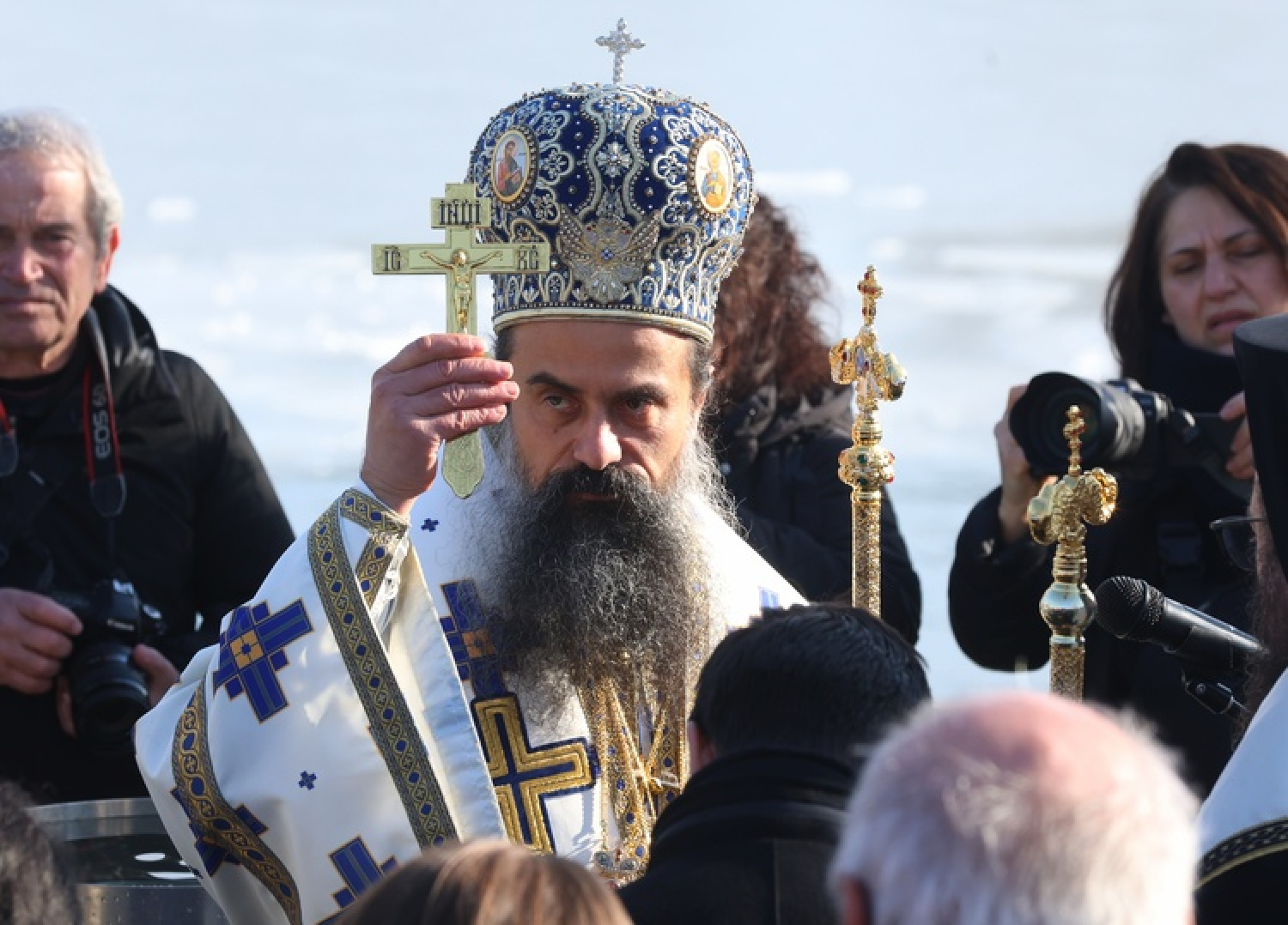 Николай Димитров извади богоявленския кръст от водите на езерото в столичния кв. "Дружба"