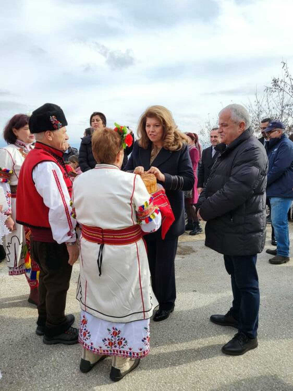 Нека да отправим призив към политиците да работят за народа, каза вицепрезидентът Илияна Йотова по време на гостуването си в село Делчево