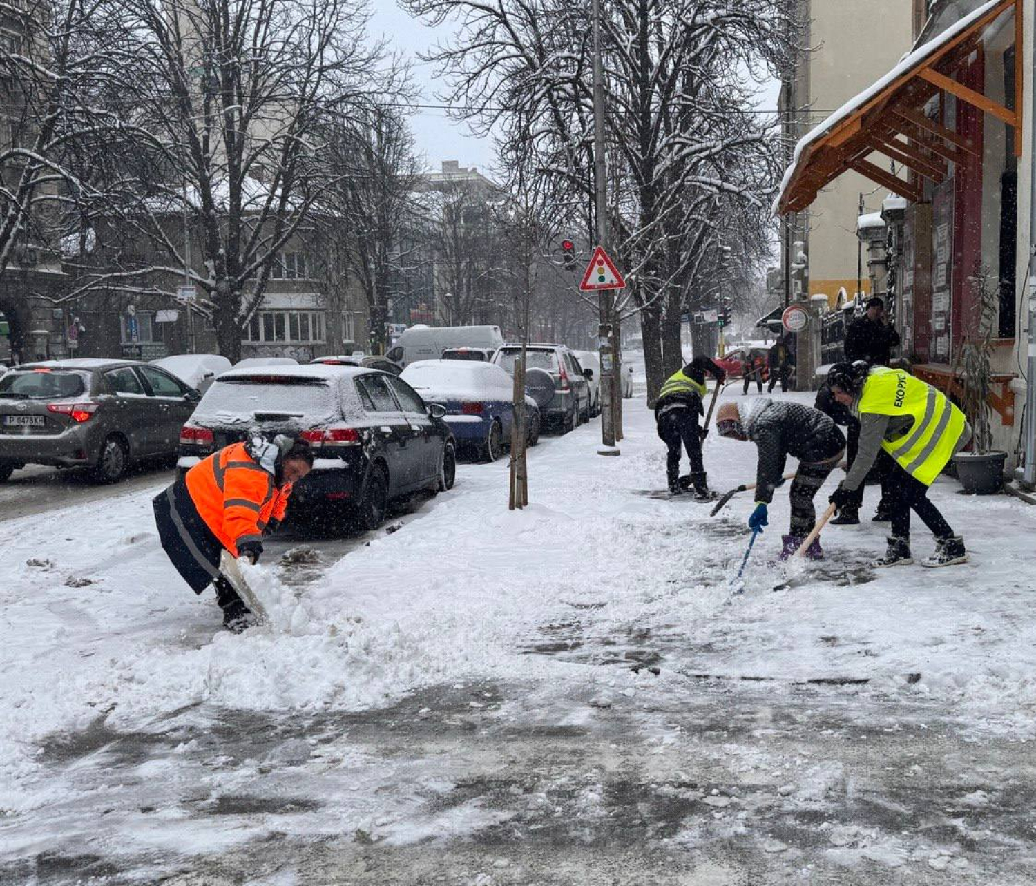 Продължава снегопочистването на Русе и малките населени места от общината